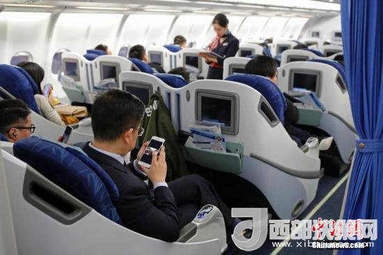 在東航MU5137航班上，旅客全程在飛行模式下可以使用手機(jī)。殷立勤 攝