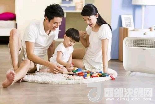 兒童時(shí)期，孩子好奇心強(qiáng)，喜歡“打破砂鍋問(wèn)到底”、“探究性拆東西”、“自言自語(yǔ)做游戲”。這些聽(tīng)似好笑，看似頑皮的言行舉止，恰恰就是孩子創(chuàng)造火花的閃現(xiàn)。心理學(xué)家鄧斯克認(rèn)為，小孩子在游戲中的“假裝”會(huì)大大促進(jìn)他們的發(fā)散思維。