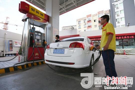 資料圖：山西太原，加油站工作人員正在給車輛加油。　張云 攝