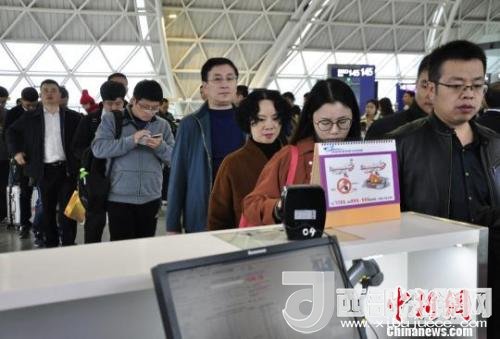 圖為旅客等待進入客艙。　呂俊明 攝