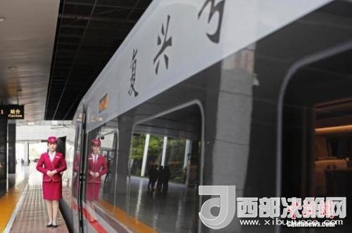 資料圖：4月10日，列車員在“復興號”列車旁迎接旅客的到來。 <a target='_blank'  data-cke-saved- >中新社</a>記者 殷立勤 攝