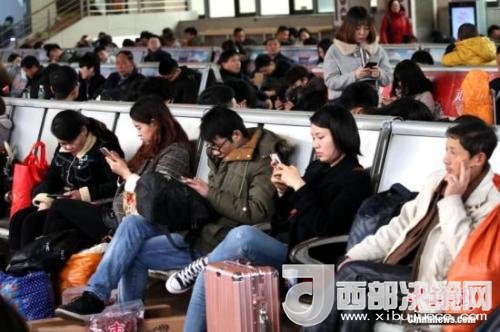 資料圖：移動互聯(lián)網(wǎng)時代，旅客都拿著手機打發(fā)時間。<a target='_blank' >中新社</a>記者 王中舉 攝