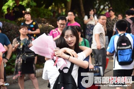 資料圖：一名家屬擁抱走出考場(chǎng)的考生。 王以照 攝