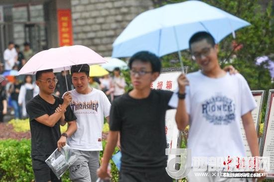 資料圖：6月8日，山西太原，考生打傘走出考場(chǎng)。當(dāng)日，全國(guó)部分地區(qū)2018年高考結(jié)束。 <a target='_blank'  data-cke-saved- >中新社</a>記者 武俊杰 攝