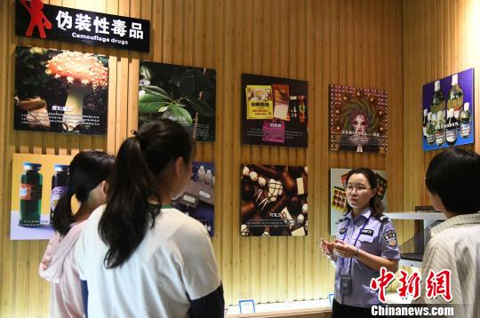 山西省司法行政戒毒系統(tǒng)積極面向社會(huì)開(kāi)展禁毒警示教育?！　　⊥踅ㄜ?攝