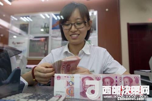 7月5日，山西太原一銀行工作人員正在清點(diǎn)貨幣。人民幣對(duì)美元匯率中間價(jià)在經(jīng)歷了過去11個(gè)交易中的10次下調(diào)后終于迎來大漲。5日，中國外匯交易中心公布人民幣對(duì)美元匯率中間價(jià)報(bào)6.6180，較前一交易日大幅上調(diào)415個(gè)基點(diǎn)，創(chuàng)下自2017年10月11日以來的最大升幅。<a target='_blank' >中新社</a>記者 張?jiān)?攝