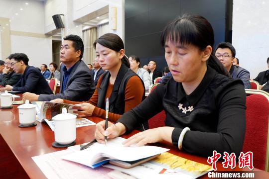 圖為與會(huì)嘉賓聆聽專家演講?！±铍h 攝