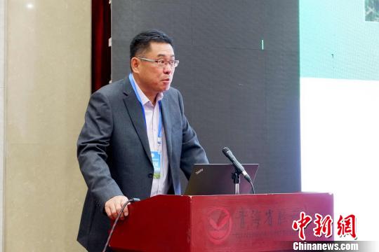 圖為青海省農(nóng)林科學(xué)院副院長(zhǎng)、國(guó)家大麥青稞產(chǎn)業(yè)技術(shù)體系崗位科學(xué)家遲德釗正在發(fā)言。　李雋 攝