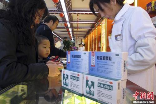 資料圖：北京一家老字號(hào)藥店內(nèi)，前來購買藥品的市民絡(luò)繹不絕。<a target='_blank'  data-cke-saved- ><p  align=