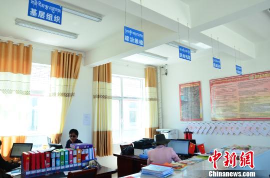 圖為塔秀村的便民服務(wù)大廳。　魯?shù)り?yáng) 攝
