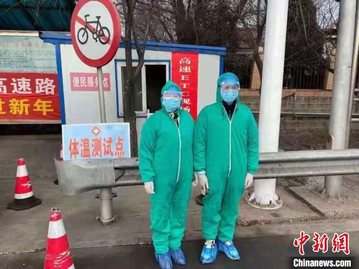 鄉(xiāng)鎮(zhèn)衛(wèi)生院和社區(qū)衛(wèi)生中心工作人員排查發(fā)熱患者?！〗樾菔嗅t(yī)療集團供圖 攝