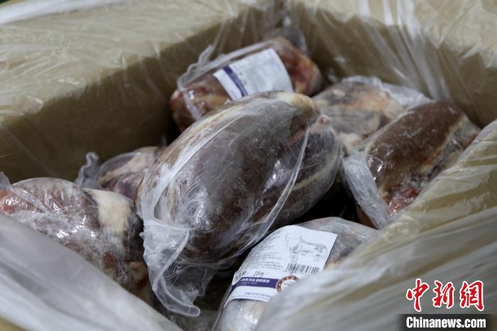 當(dāng)雄縣援鄂物資中的牦牛肉，圖中的為腱子肉，是牦牛肉中的“極品”?！‘?dāng)雄縣 供圖 攝