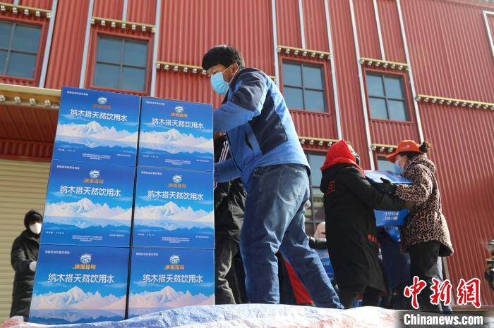 西藏當(dāng)雄給湖北荊州送去冰川礦泉水、牦牛肉等物資