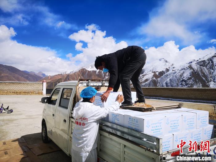 圖為工作人員搬運(yùn)物資。堆龍德慶區(qū)宣傳部供圖