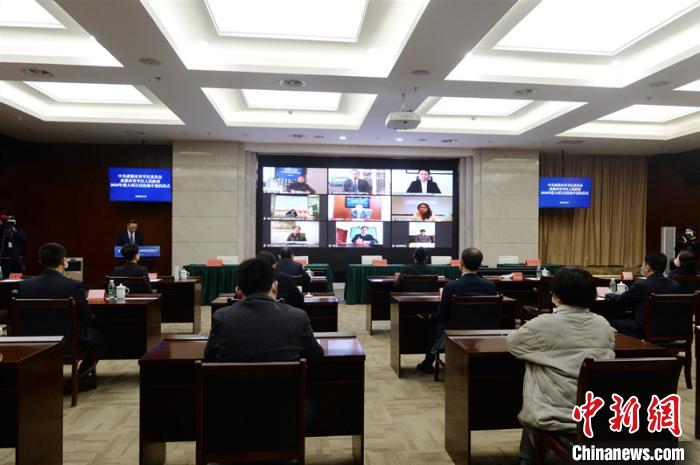 青羊區(qū)2020年重大項(xiàng)目在線(xiàn)集中簽約儀式現(xiàn)場(chǎng)。青羊區(qū)委宣傳部供圖