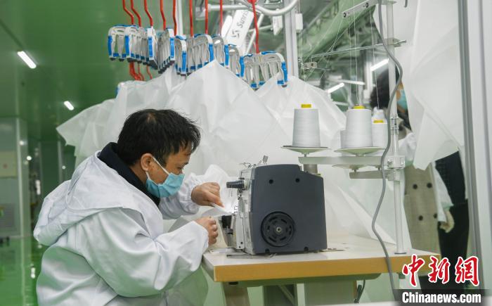 工人生產(chǎn)防護(hù)服，保障抗疫物資供應(yīng)。廣安市委宣傳部供圖
