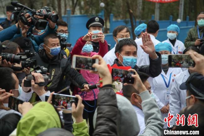 圖為貴州省最后一名新冠肺炎確診患者從貴州省將軍山醫(yī)院出院，患者與眾人揮手告別?！■暮陚?攝