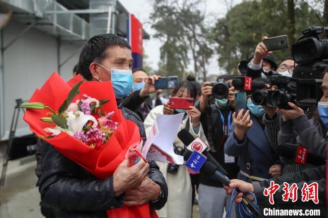 圖為貴州省最后一名新冠肺炎確診患者從貴州省將軍山醫(yī)院出院，患者接受媒體采訪。　瞿宏倫 攝