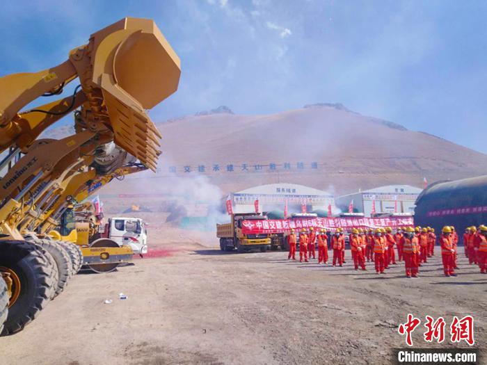 備受國內(nèi)外關(guān)注的G0711線烏魯木齊至尉犁高速公路建設(shè)項目天山勝利隧道復(fù)工“進(jìn)行時”。　陳劍飛 攝