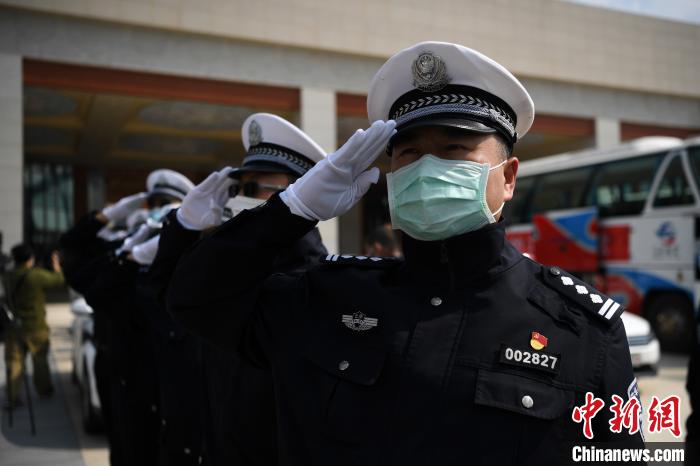 圖為交警們向醫(yī)療隊敬禮?！】灯?攝