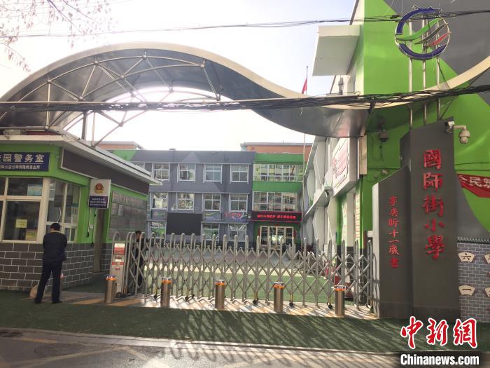 校門(mén)口設(shè)置臨時(shí)等候區(qū)，區(qū)域四周5米為禁行區(qū)。　高瑞峰 攝