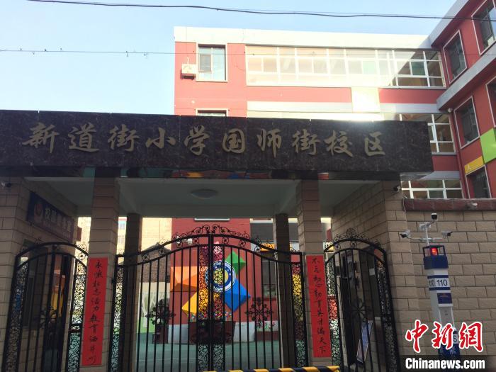 返校學(xué)生要到指定校門(mén)口報(bào)到，入校時(shí)需佩戴口罩，并進(jìn)行身份核驗(yàn)、實(shí)名登記、體溫檢測(cè)?！「呷鸱?攝