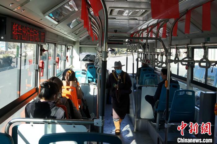 拉薩市民生活如常，圖為民眾戴口罩乘坐公交車?！〗w波 攝