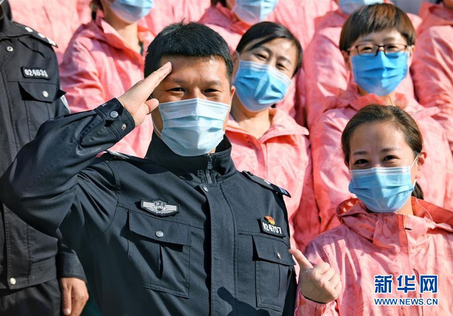 （習(xí)近平致敬的戰(zhàn)“疫”英雄·公安干警篇·圖文互動）（1）他們，抗疫一線鑄警魂