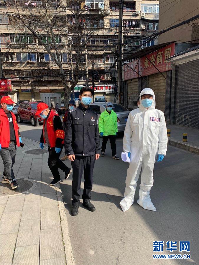 （習(xí)近平致敬的戰(zhàn)“疫”英雄·公安干警篇·圖文互動）（6）他們，抗疫一線鑄警魂