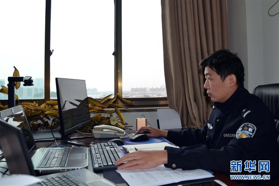 （習(xí)近平致敬的戰(zhàn)“疫”英雄·公安干警篇·圖文互動）（8）他們，抗疫一線鑄警魂
