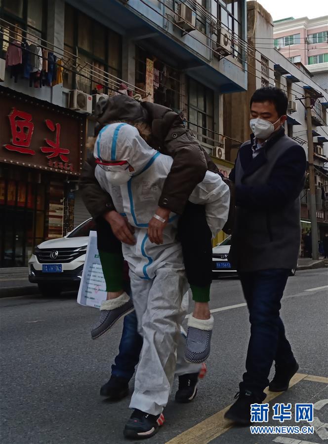 （習(xí)近平致敬的戰(zhàn)“疫”英雄·公安干警篇·圖文互動）（4）他們，抗疫一線鑄警魂