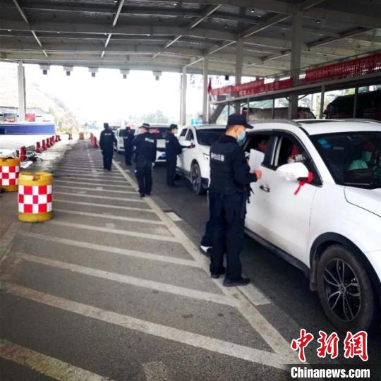 圖為云南一邊境檢查站防控疫情同時(shí)嚴(yán)防境外毒品滲透?！≡颇鲜」矎d供圖 攝