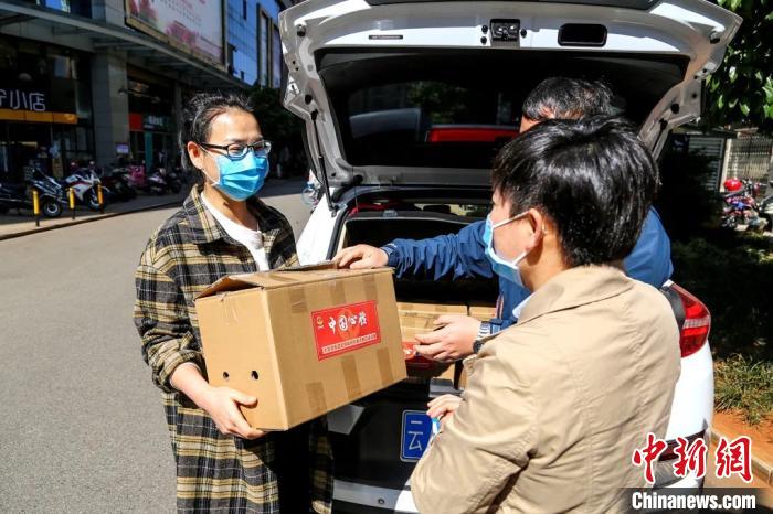 圖為昆明支援湖北醫(yī)護人員家庭收到“暖心蔬菜”。云南省委統(tǒng)戰(zhàn)部供圖