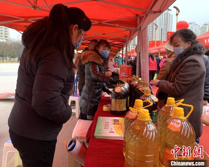 圖為市民們正在采購(gòu)商品?！O睿 攝