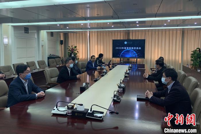 寧夏大學(xué)2020年春季首場(chǎng)綜合類“網(wǎng)絡(luò)雙選會(huì)”現(xiàn)場(chǎng)?！±钆迳?攝