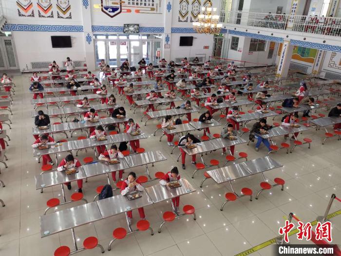 圖為學生們在食堂就餐。　烏婭娜 攝