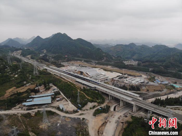 貴州省首條城際高速鐵路——安六鐵路開始聯(lián)調(diào)聯(lián)試。中國鐵路成都局集團公司供圖