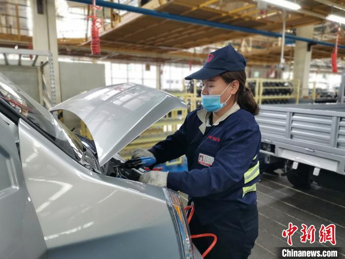 在滿足國外市場供應(yīng)的同時，成功汽車也緊盯國內(nèi)市場，拓渠道保銷量?！「唢w 攝