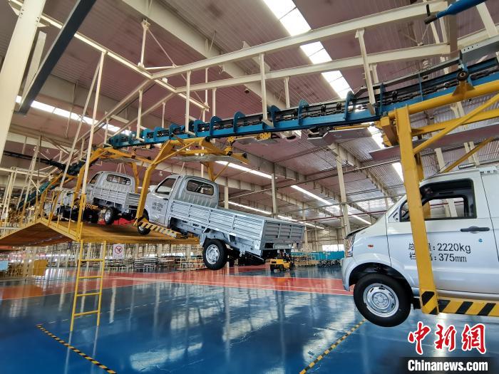 成功汽車是山西省重點(diǎn)轉(zhuǎn)型項目，擁有國內(nèi)先進(jìn)的零部件、發(fā)動機(jī)整機(jī)自動裝配和發(fā)動機(jī)生產(chǎn)線、實驗線，還有國際一流的工業(yè)機(jī)器人?！「唢w 攝