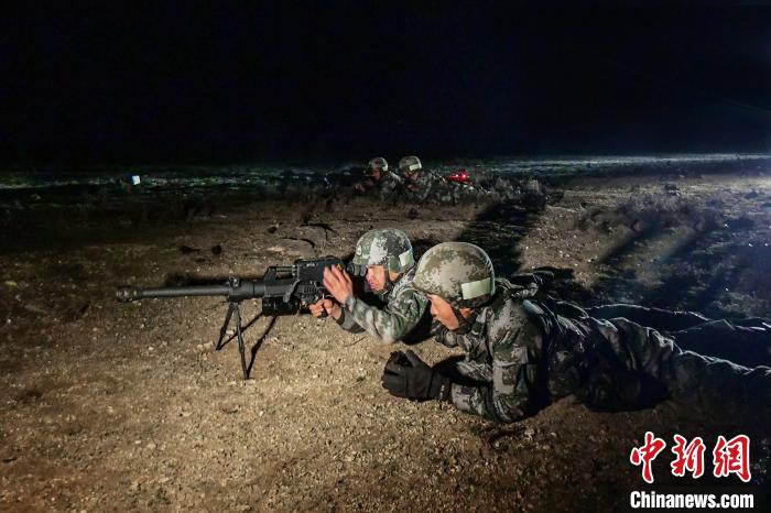 夜間狙擊手摧毀敵探照燈?！∑呀?攝