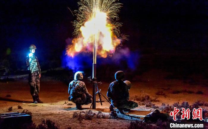 演練中偵察兵在夜間利用迫擊炮摧毀敵輕型裝甲?！」鶘|東 攝