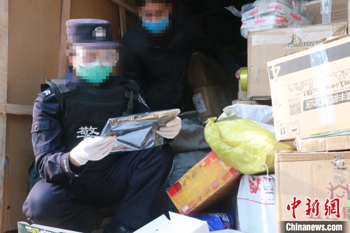 圖為勐康邊檢站民警在對快遞運(yùn)輸車輛進(jìn)行例行檢查?！钐?攝