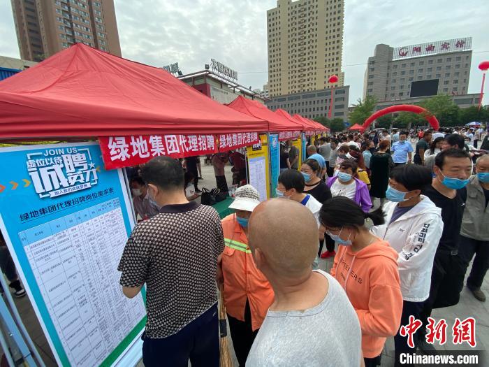 一些知名企業(yè)展臺前，投遞簡歷、咨詢就業(yè)的人絡(luò)繹不絕?！∏愊?攝