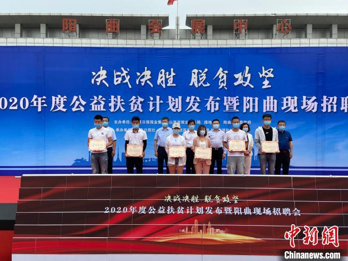 在現(xiàn)場，綠地集團與困難就業(yè)群體就業(yè)代表簽署勞務(wù)合同，并為首批6名就業(yè)代表頒發(fā)上崗證書?！∏愊?攝