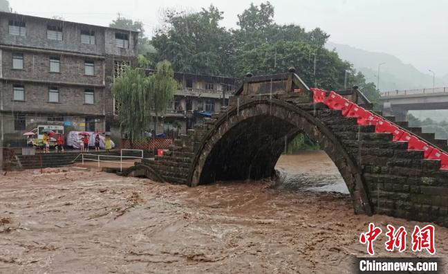 圖為不斷上漲的河水?！≈貞c萬州區(qū)委宣傳部供圖 攝