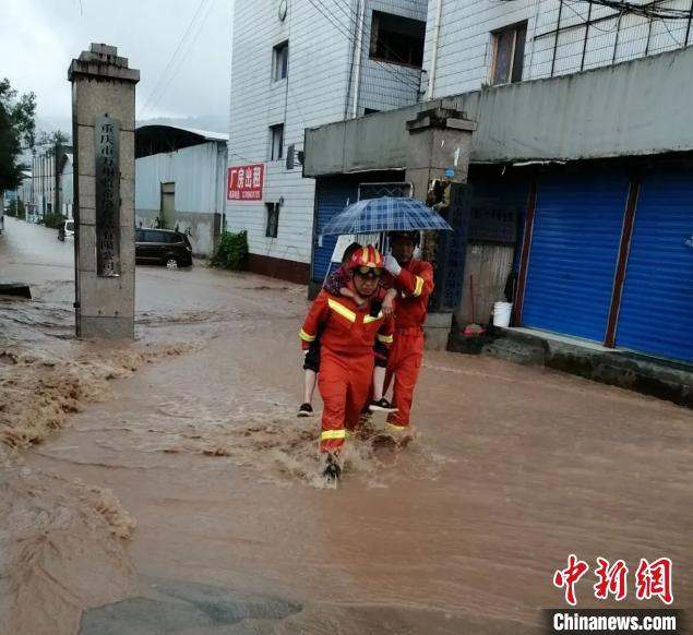 圖為消防救援人員營救被困民眾?！≈貞c萬州區(qū)委宣傳部供圖 攝