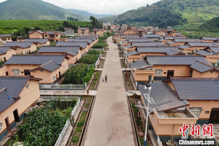 平坦的水泥路從村民居住區(qū)穿過?！埨?攝