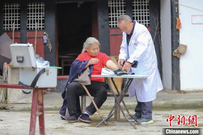 資料圖，貴州村醫(yī)給村民看病。　瞿宏倫 攝