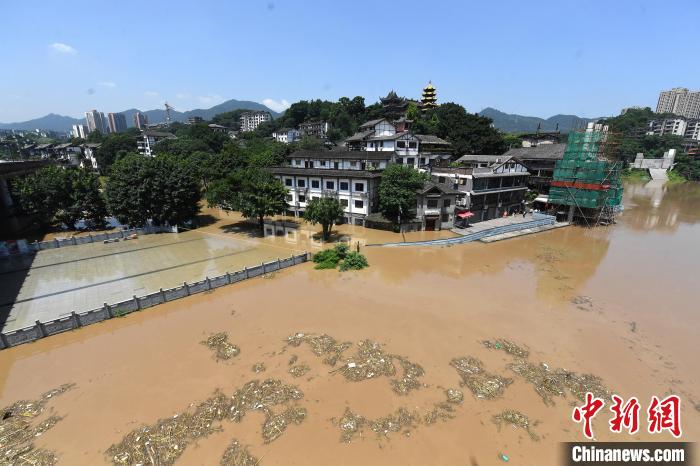圖為7月27日，嘉陵江重慶段水位持續(xù)上漲，千年古鎮(zhèn)磁器口低洼段已被洪水淹沒?！￡惓?攝