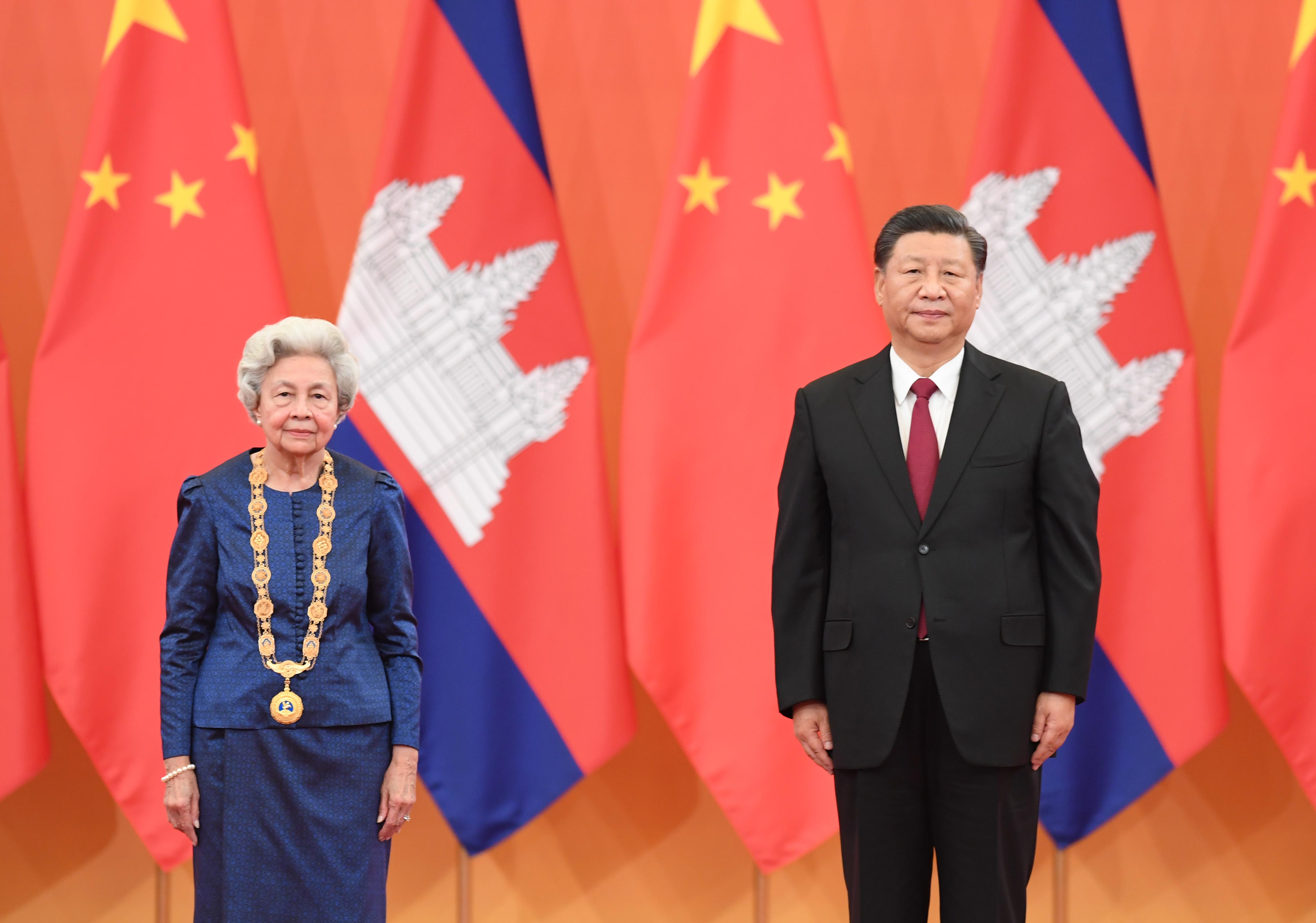 11月6日，國家主席習近平在北京人民大會堂為柬埔寨太后莫尼列舉行中華人民共和國“友誼勛章”頒授儀式。